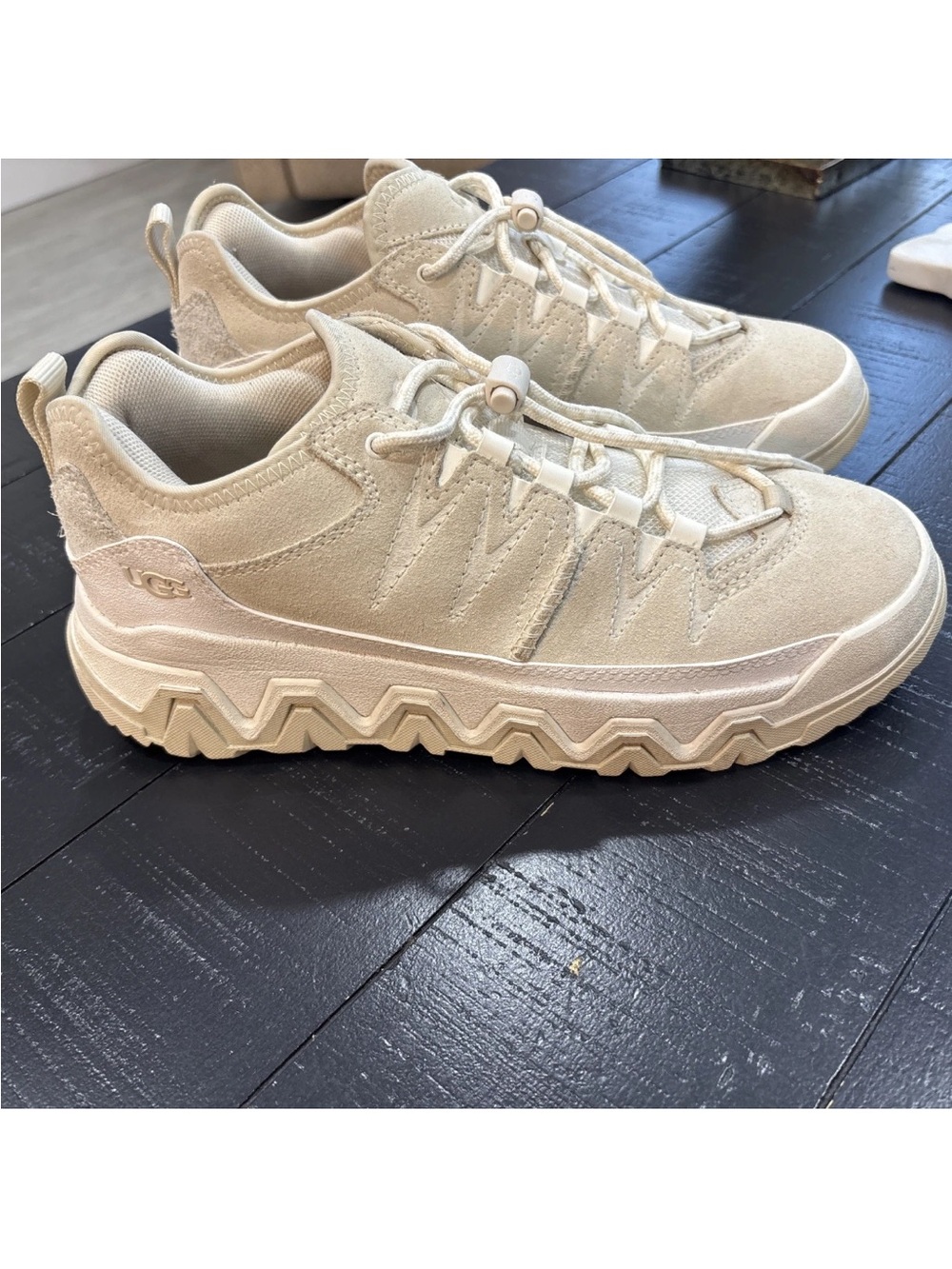 UGG captrail low waterproof trainer shoes suede size 7.5